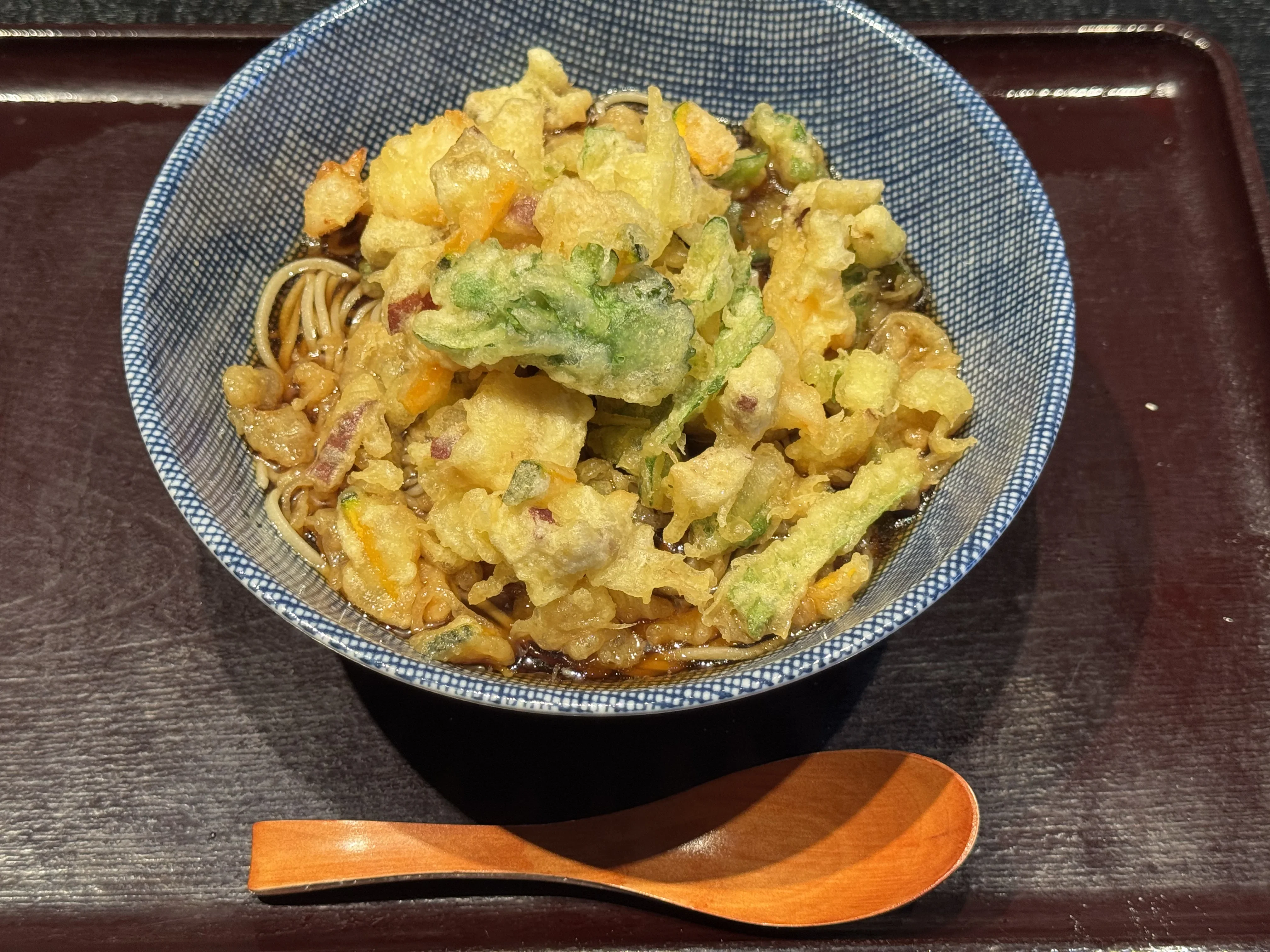 『手打ち蕎麦 きさく』野菜と海老のかき揚げぶっかけそばの全体の写真