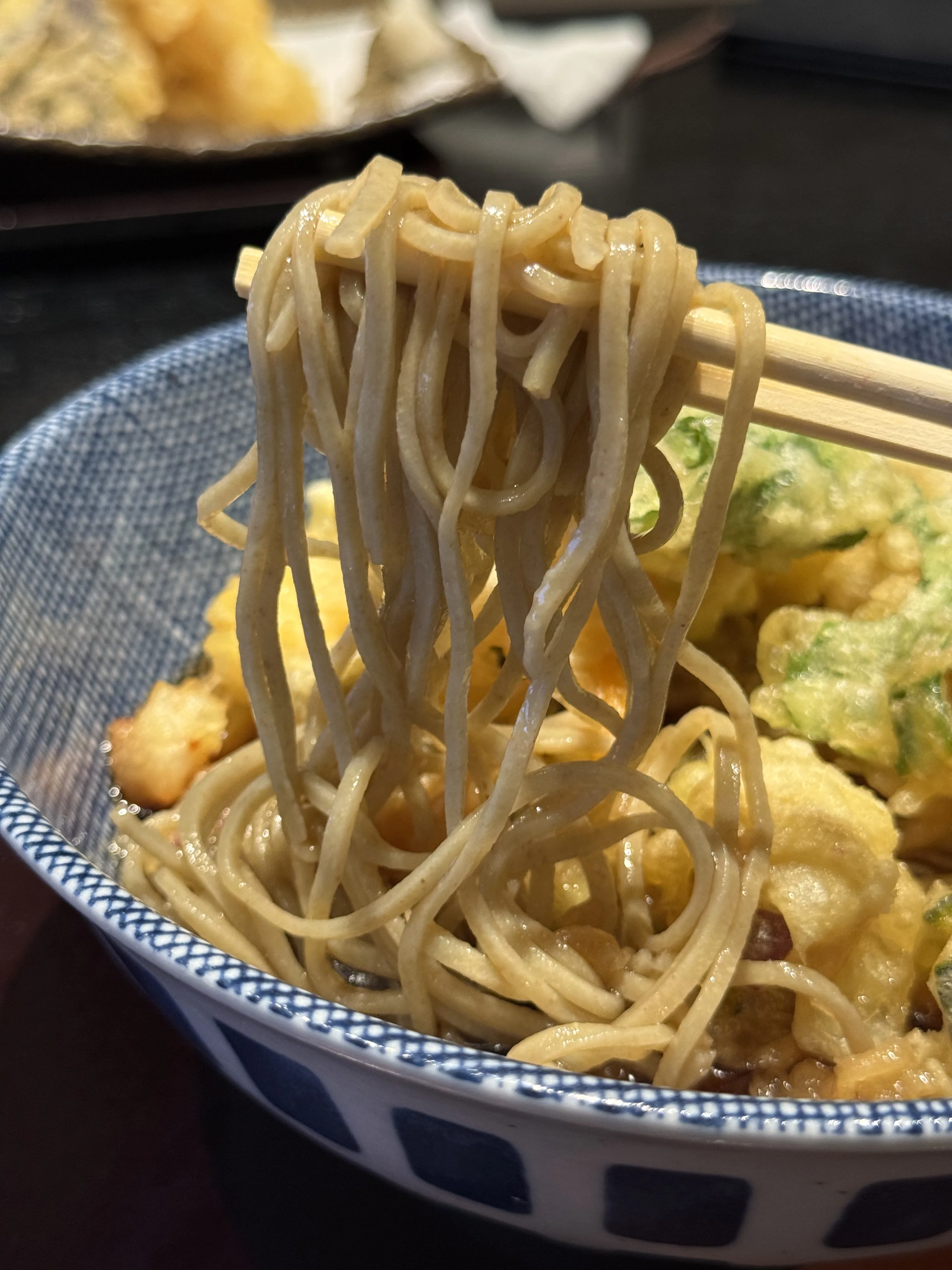 『手打ち蕎麦 きさく』野菜と海老のかき揚げぶっかけそばのアップの写真