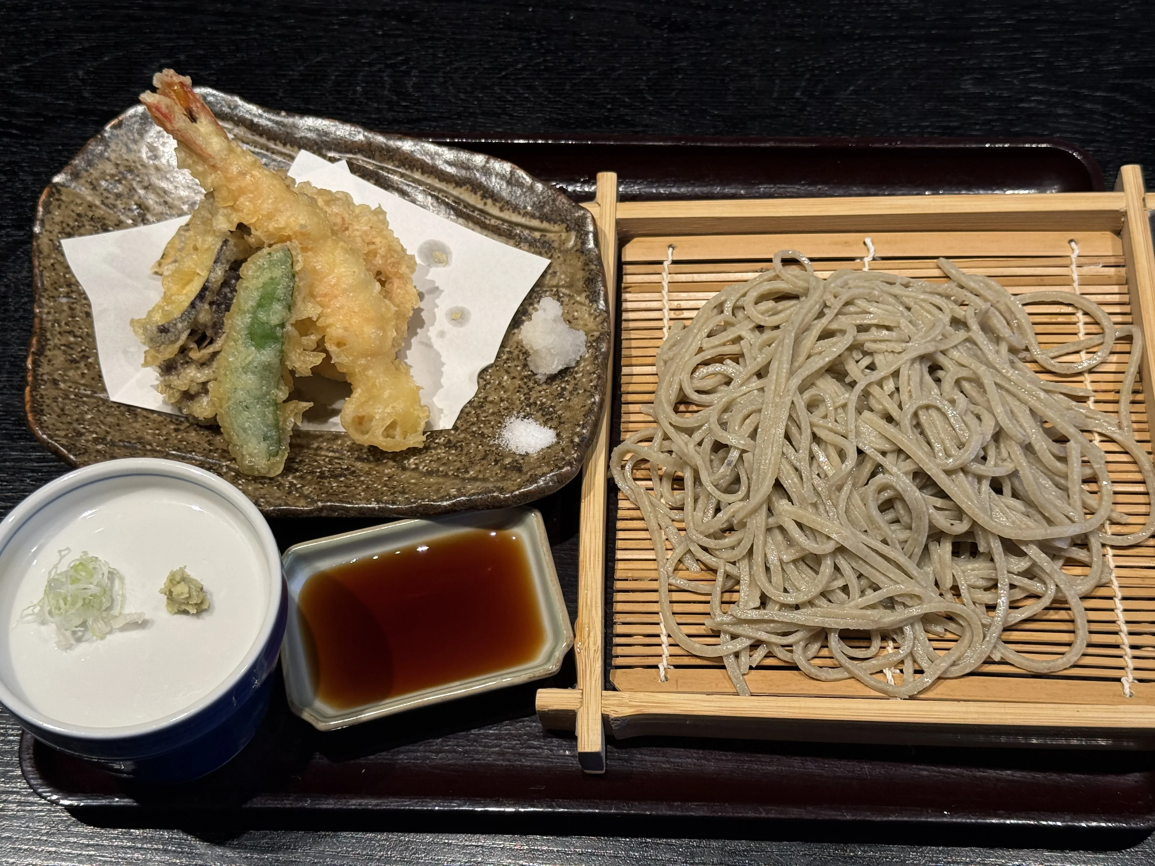 『手打ち蕎麦 きさく』天麩羅ざるそばの全体の写真